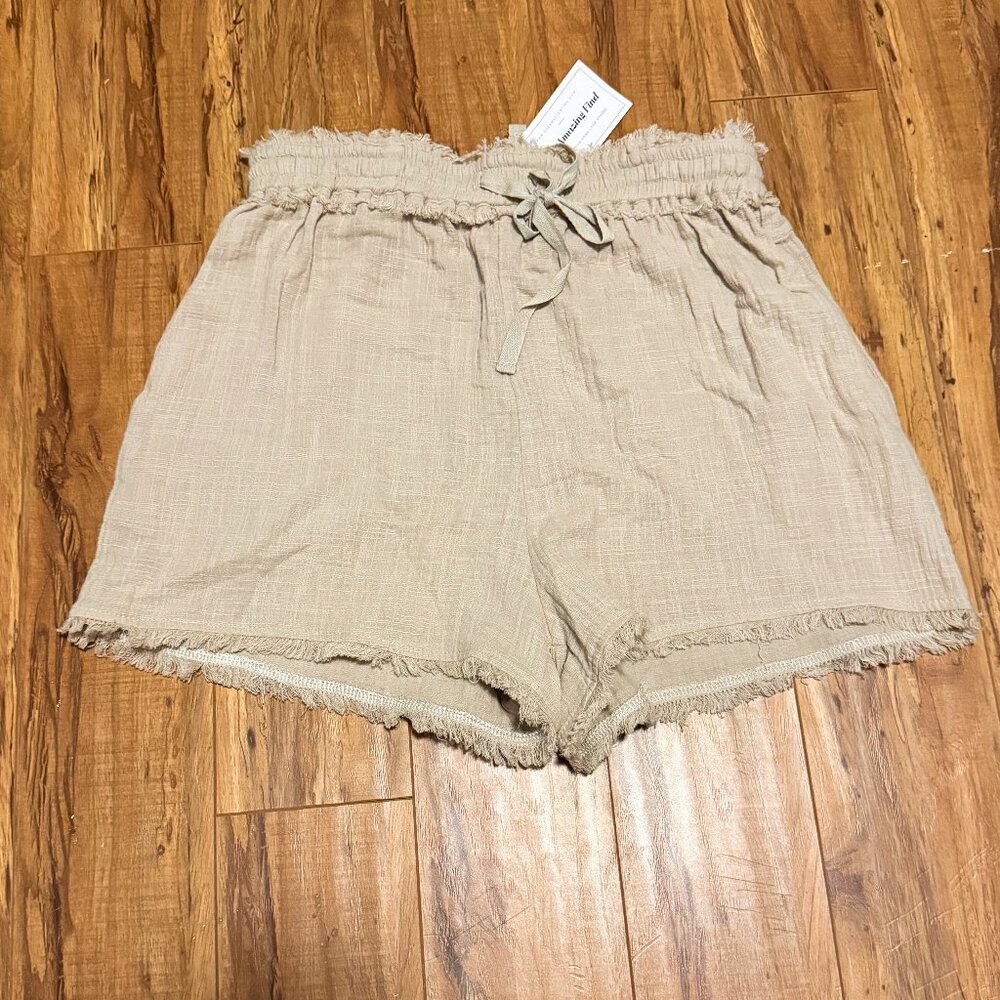 NWT One Amazing Find Beige Gauze Drawstring Shorts – Size Large